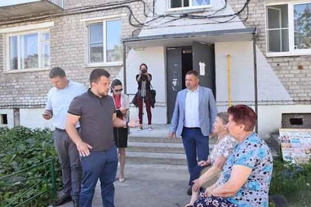 Партийцы Рошаля проверили ход благоустройства на улице 1-й Первомайской
