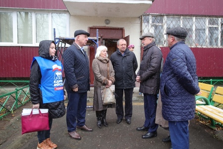 Партийцы проинспектировали ход капитального ремонта дома № 7 на улице Московская в Люберцах