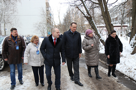 В Ивантеевке партийцы приняли участие в выездном совещании по ремонту подъездов
