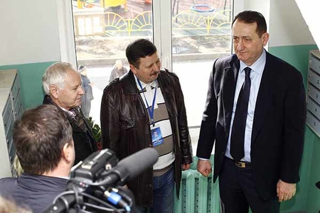 Сергей Керселян осмотрел состояние подъездов после ремонта в Ивантеевке