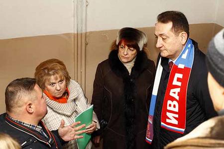 В Ивантеевке партийцы приняли участие в рейде по контролю за ходом ремонта подъездов