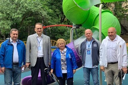 Депутат Мособлдумы Сергей Керселян провел осмотр благоустройства дворовой территории и проконтролировал ремонт подъездов по ул. Оранжерейная д. 11 в г.о. Ивантеевка