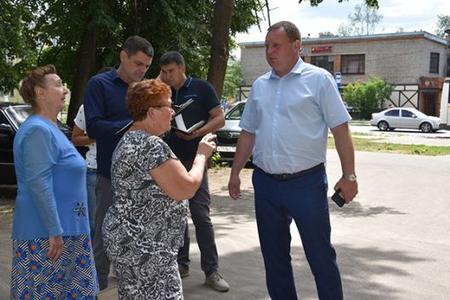 Рошальские единороссы провели объезд жилфонда во дворах по улице Октябрьская революция