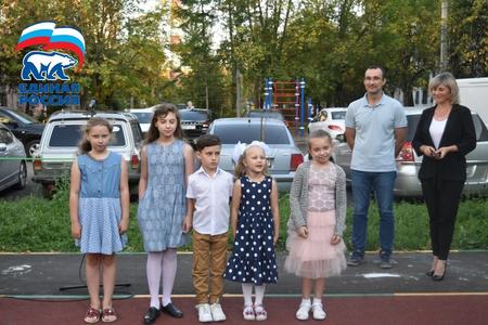 Партийцы Серпухова поздравили жителей улицы Горького с юбилеем двора