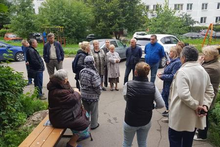 В рамках партийного проекта «Школа грамотного потребителя» депутаты принимают участие в собраниях жильцов многоквартирных домов.