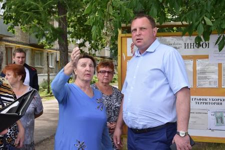 Рошальские единороссы провели объезд жилфонда во дворах по улице Октябрьская революция